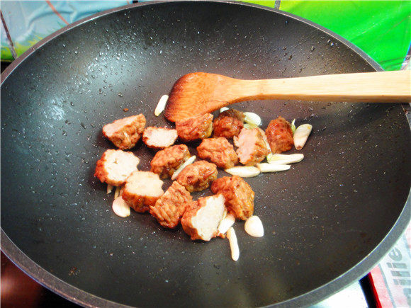 肉丸子炒西兰花步骤3