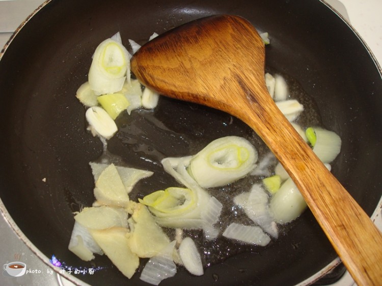 西兰花炒五花肉步骤5