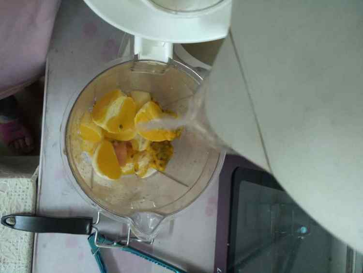 苹果百香果橙汁步骤5