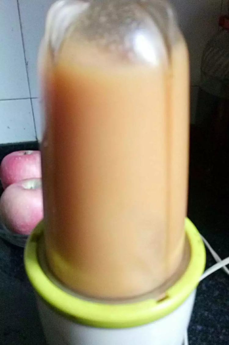苹果胡萝卜蜂蜜汁步骤4