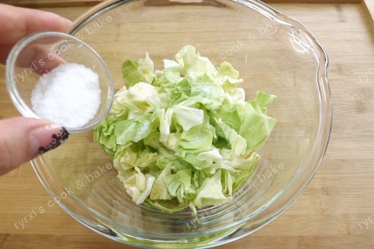 酸甜苹果卷心菜泡菜步骤2