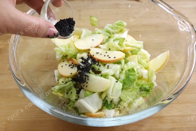 酸甜苹果卷心菜泡菜步骤9