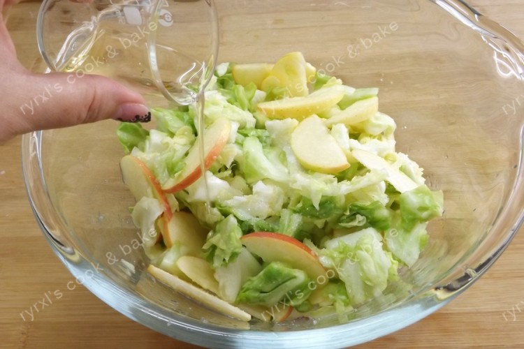 酸甜苹果卷心菜泡菜步骤8