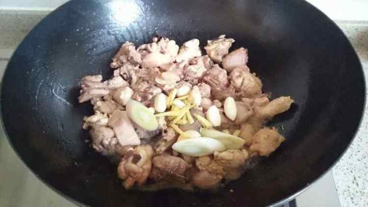 苹果炖鸡块步骤5