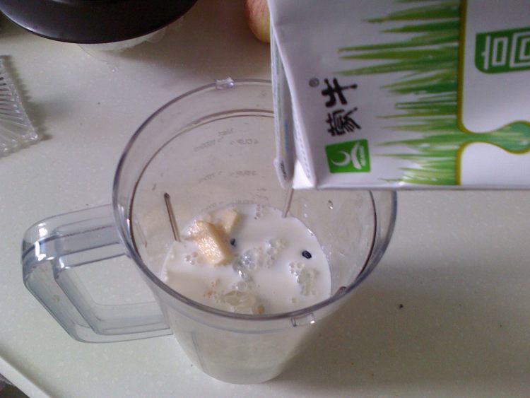 黑加仑苹果奶昔步骤4