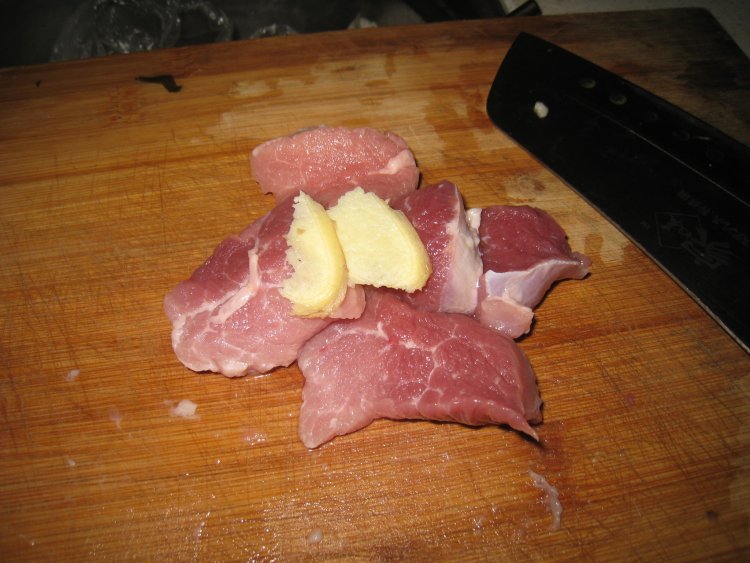 苹果胡萝卜瘦肉汤步骤1