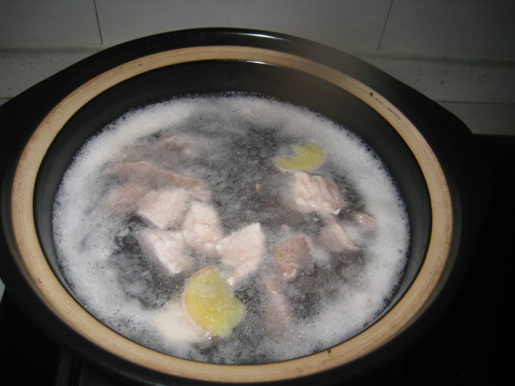 苹果胡萝卜瘦肉汤步骤2
