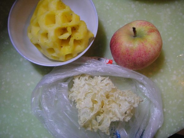 樱桃菠萝银耳汤步骤1
