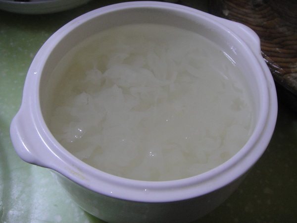 樱桃菠萝银耳汤步骤5