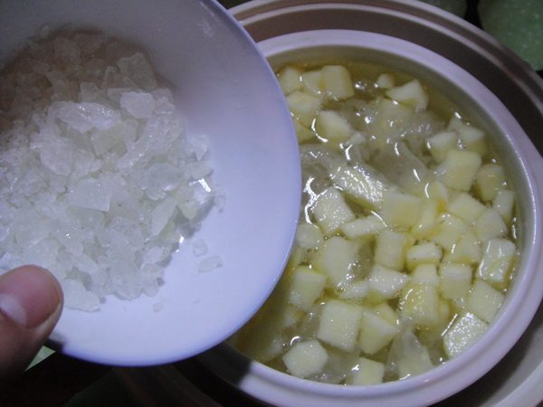 樱桃菠萝银耳汤步骤7