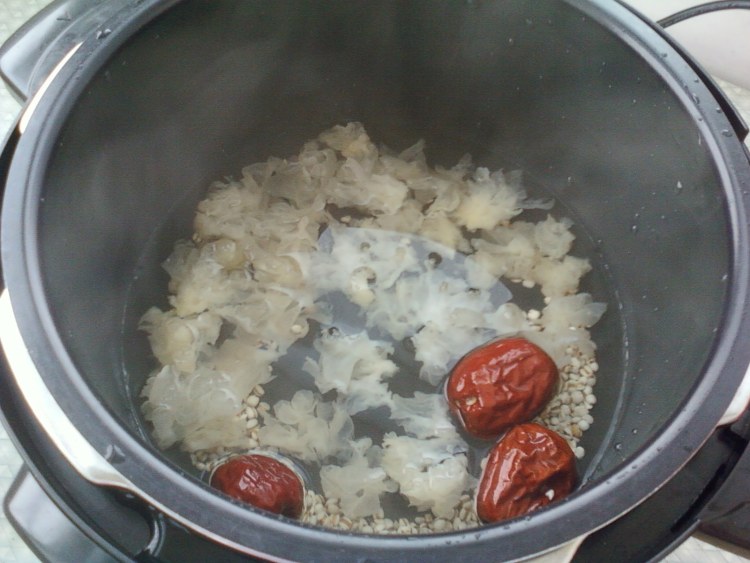 苹果薏米银耳羹步骤4