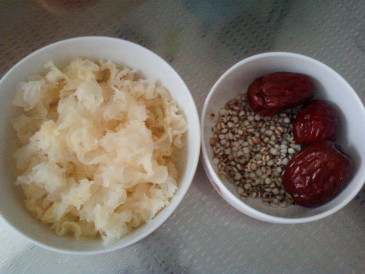 苹果薏米银耳羹步骤3