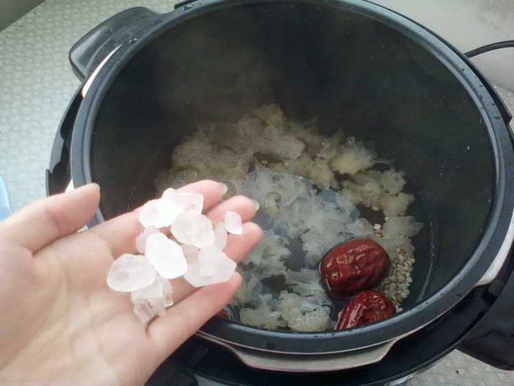 苹果薏米银耳羹步骤5