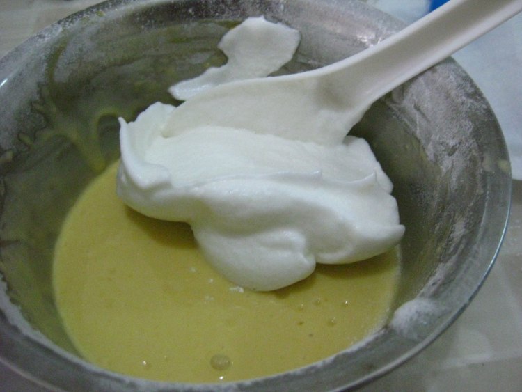 苹果戚风蛋糕步骤7