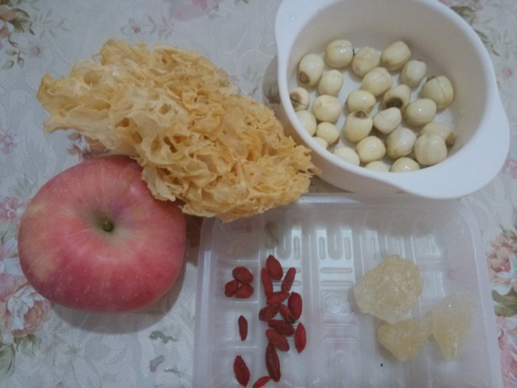 苹果莲子炖银耳步骤1