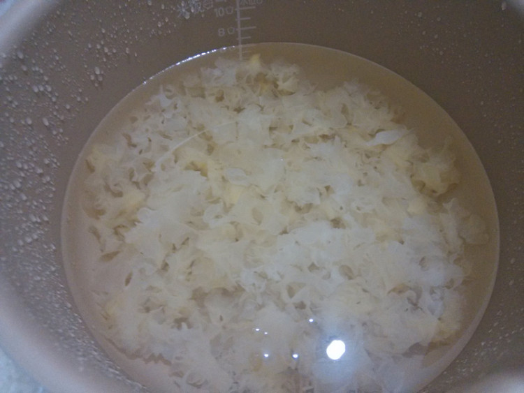 苹果莲子炖银耳步骤4