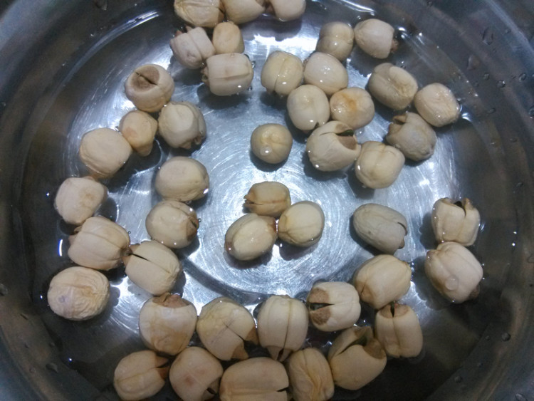 苹果莲子炖银耳步骤2