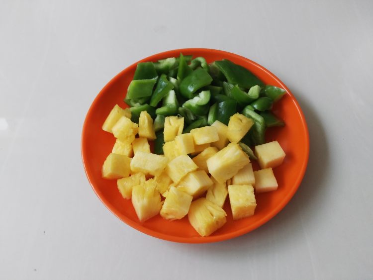 菠萝咕老肉步骤1