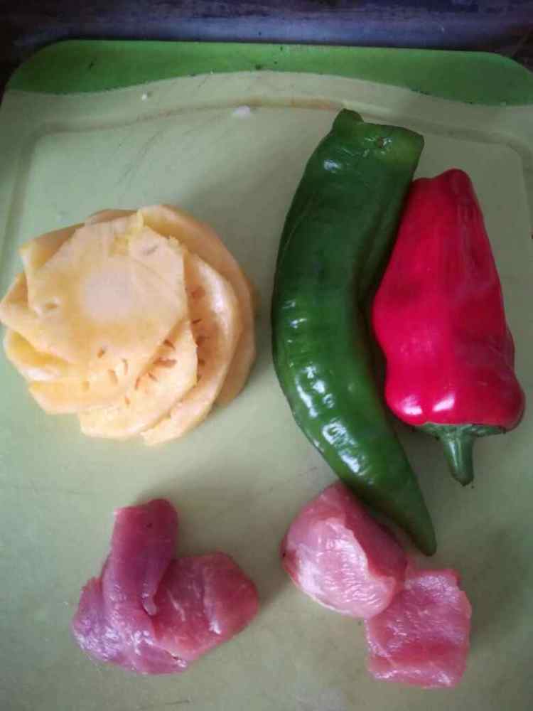 菠萝炒肉步骤1