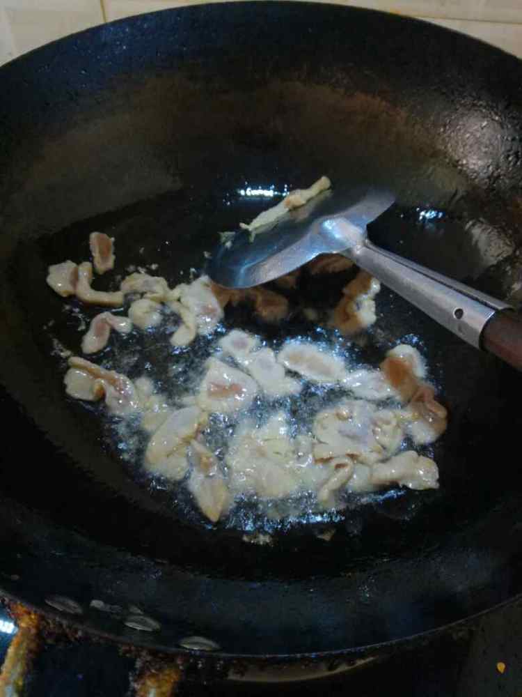 菠萝炒肉步骤5