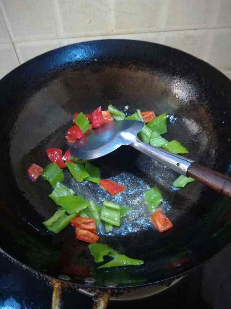 菠萝炒肉步骤6