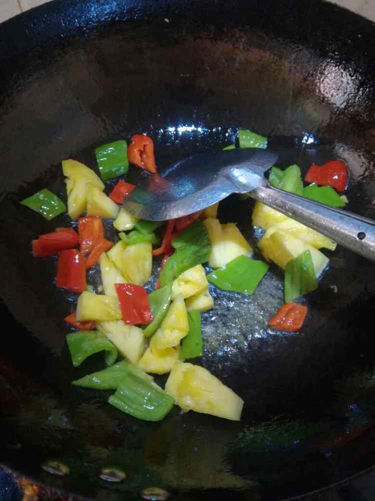 菠萝炒肉步骤7
