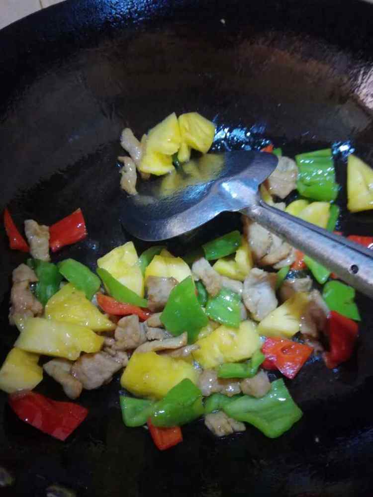 菠萝炒肉步骤8