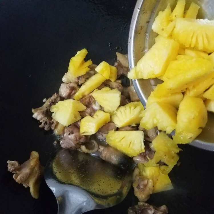 菠萝鸡步骤6