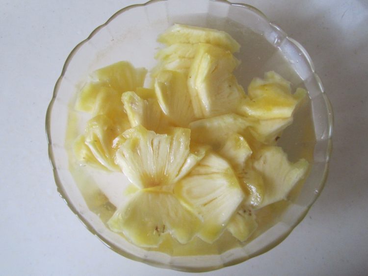 菠萝炒鸡片步骤2