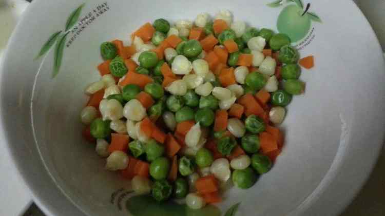 菠萝鲜虾炒饭步骤3