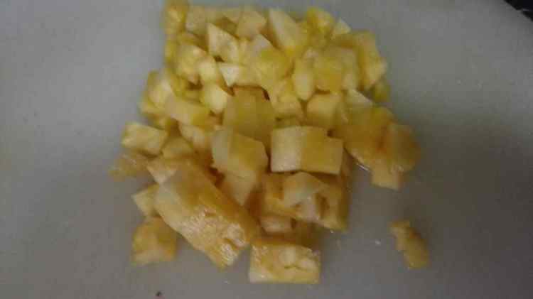 菠萝鲜虾炒饭步骤1