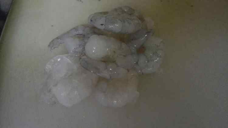 菠萝鲜虾炒饭步骤2