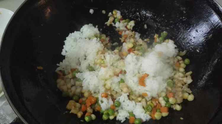 菠萝鲜虾炒饭步骤9
