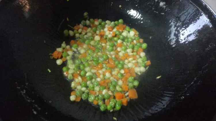 菠萝鲜虾炒饭步骤7
