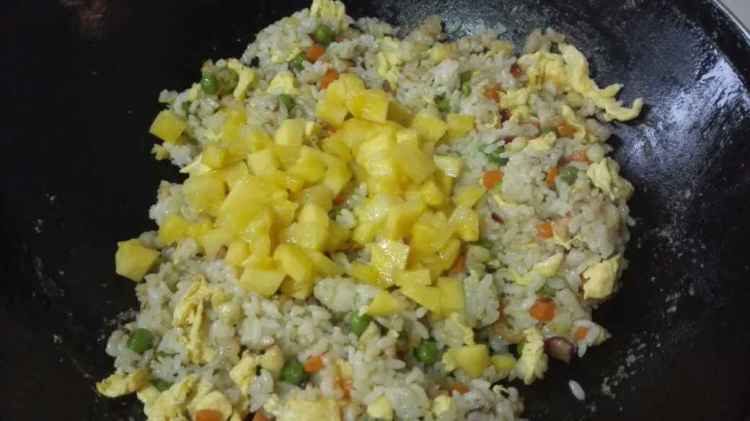 菠萝鲜虾炒饭步骤11