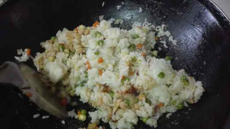 菠萝鲜虾炒饭步骤10