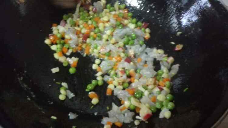 菠萝鲜虾炒饭步骤8
