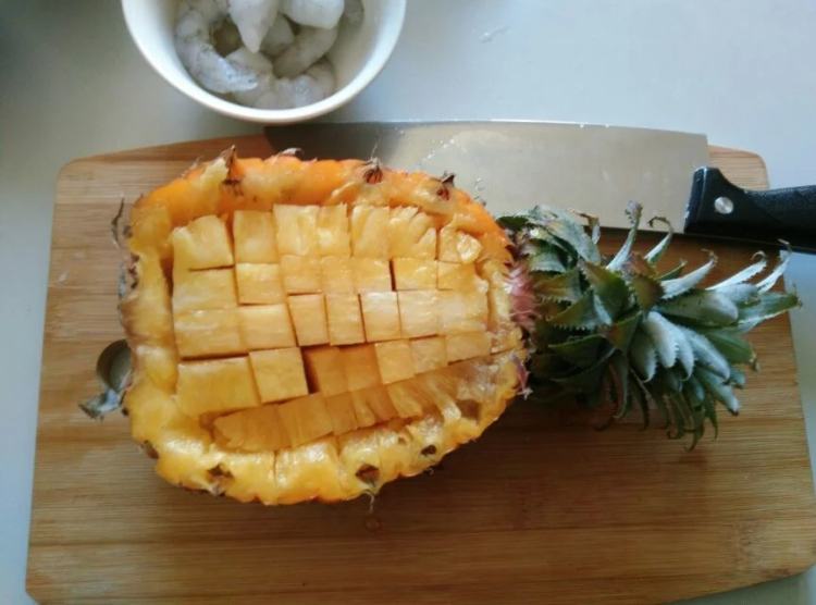 菠萝焗饭步骤1