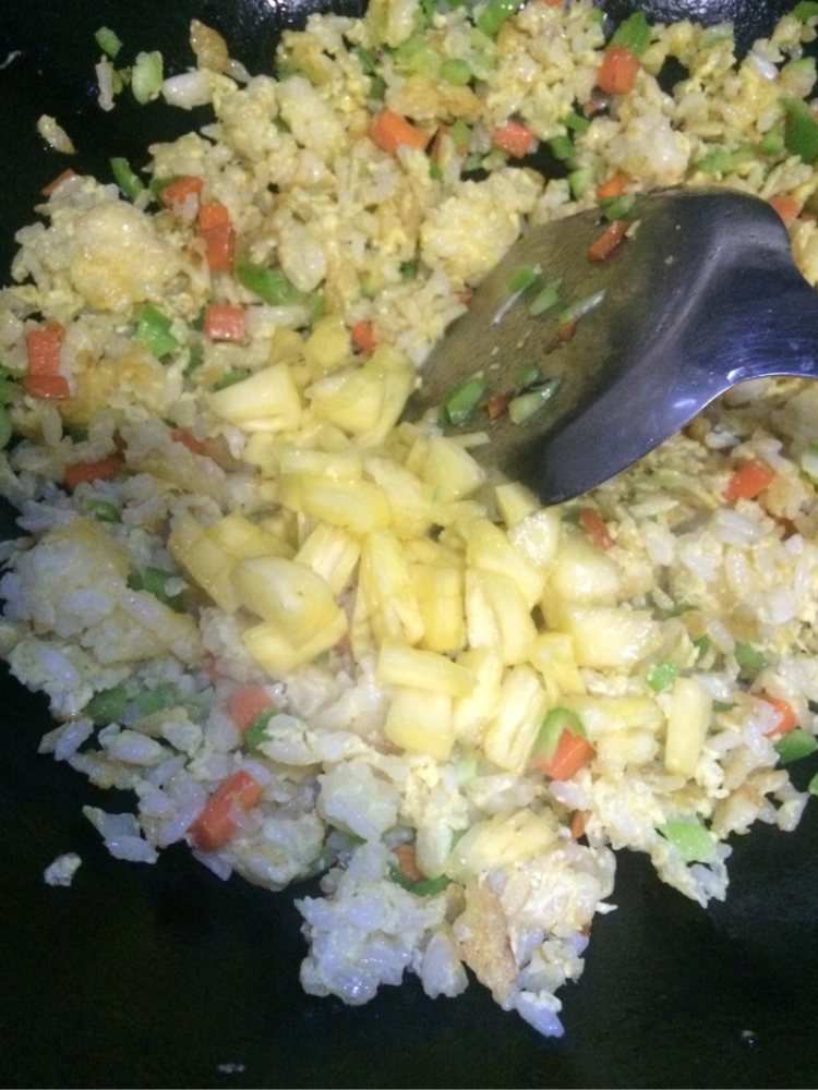 菠萝五彩炒饭#多效护步骤9