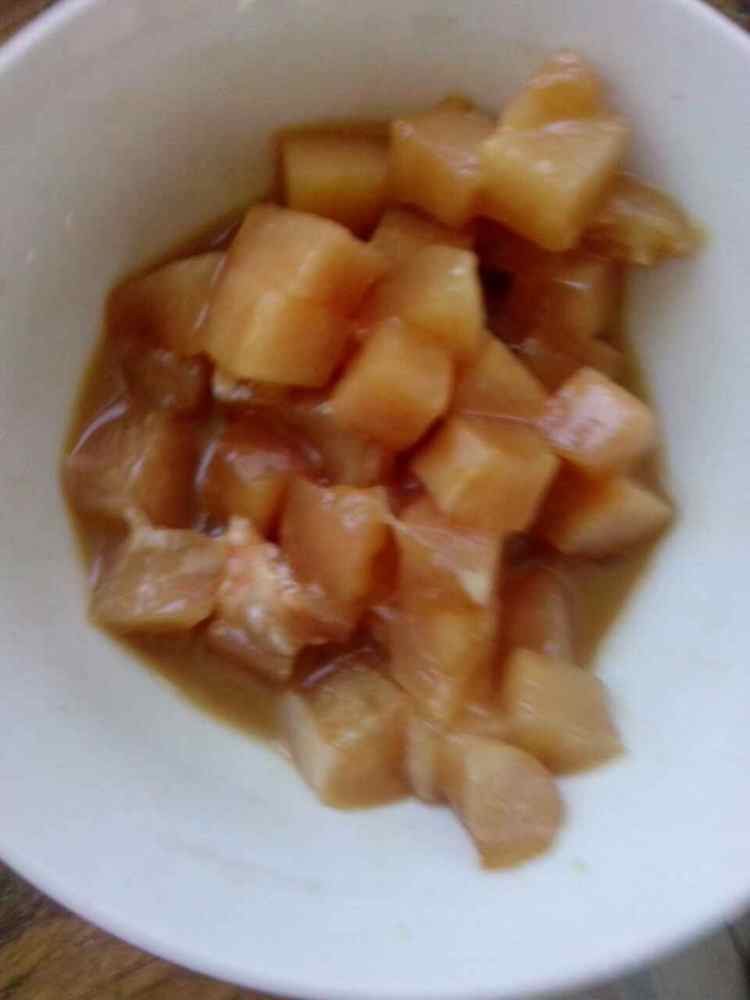 菠萝鸡丁步骤2