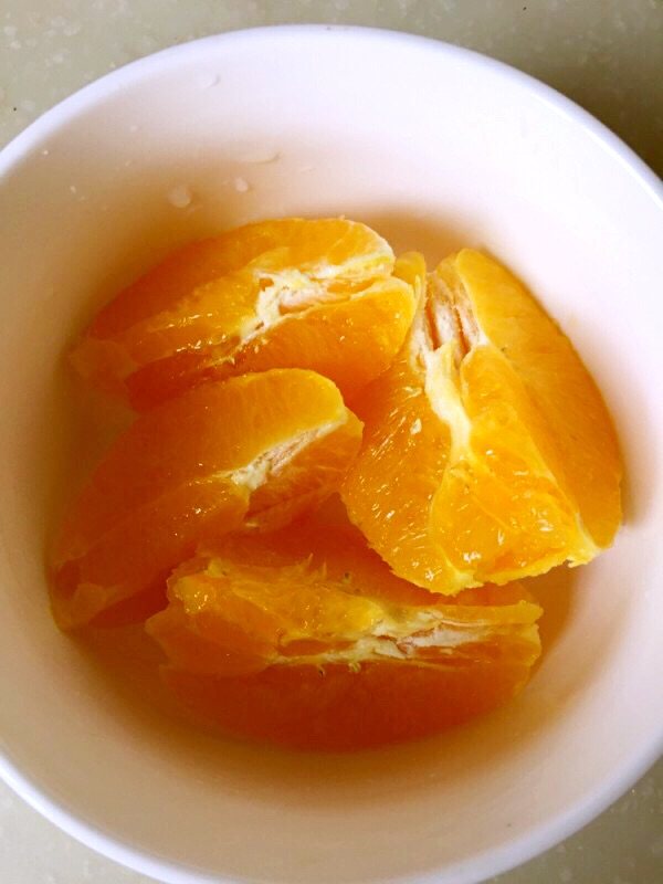 菠萝橙汁步骤1