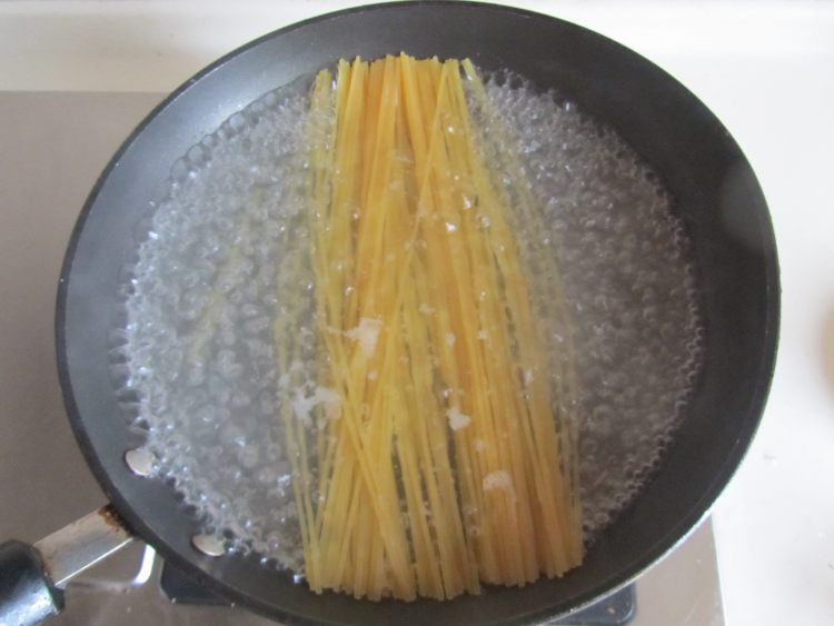 菠萝鸡肉炒意面步骤3