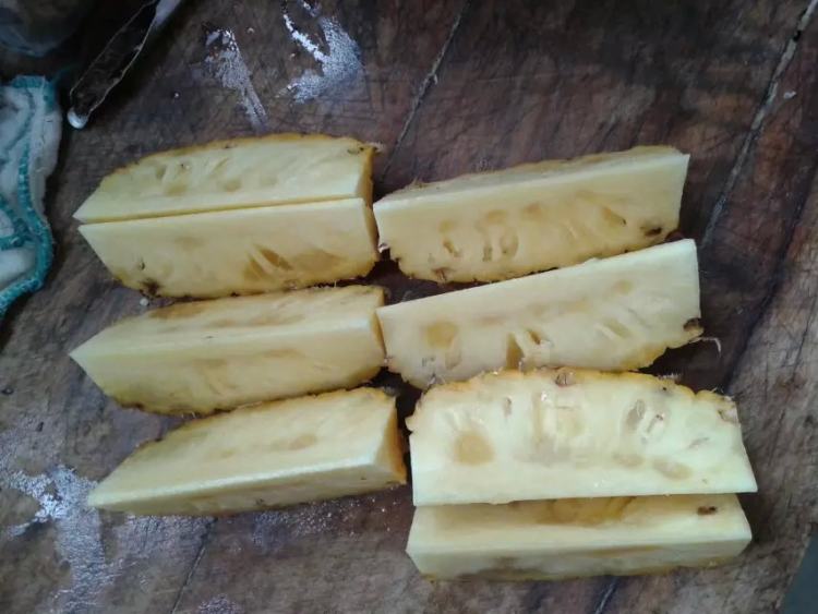 菠萝咕嘟肉步骤1