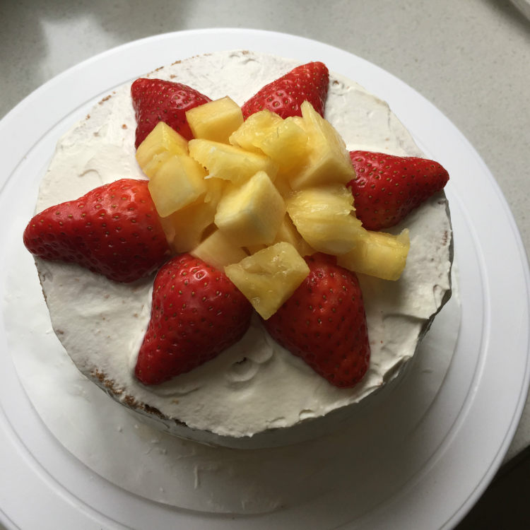 草莓菠萝生日蛋糕步骤7
