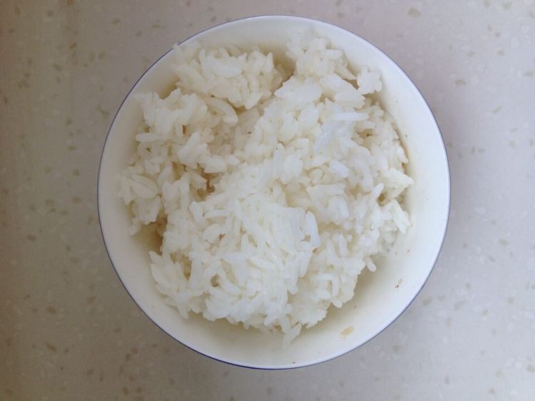 五彩菠萝饭步骤1