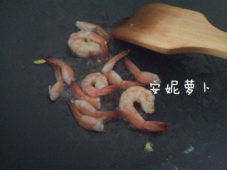 菠萝虾仁杂锦炒饭步骤4