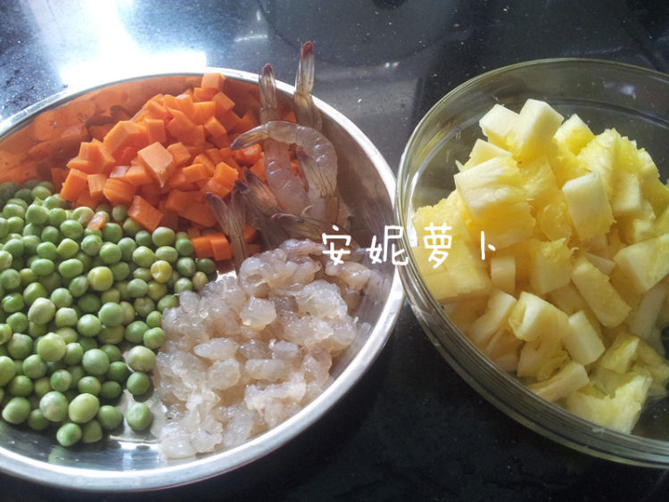 菠萝虾仁杂锦炒饭步骤2