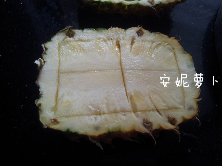 菠萝虾仁杂锦炒饭步骤1