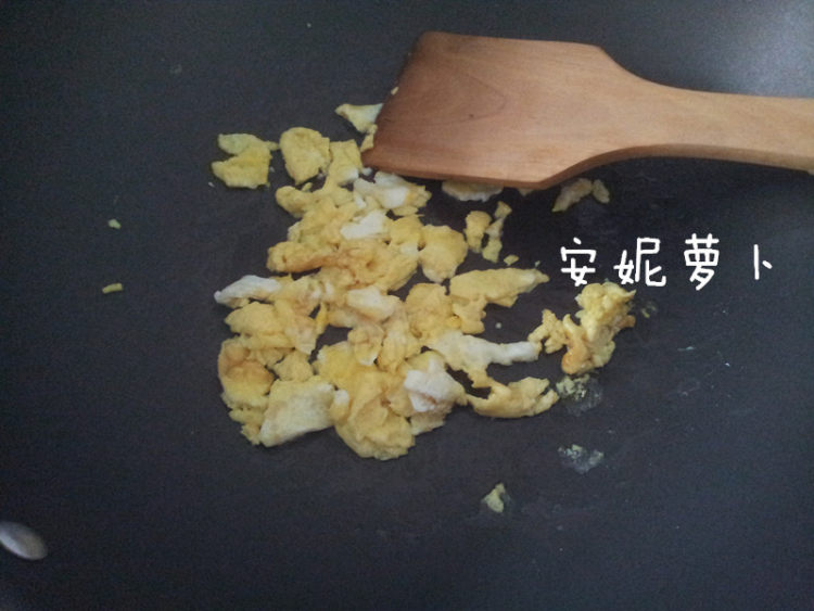 菠萝虾仁杂锦炒饭步骤3