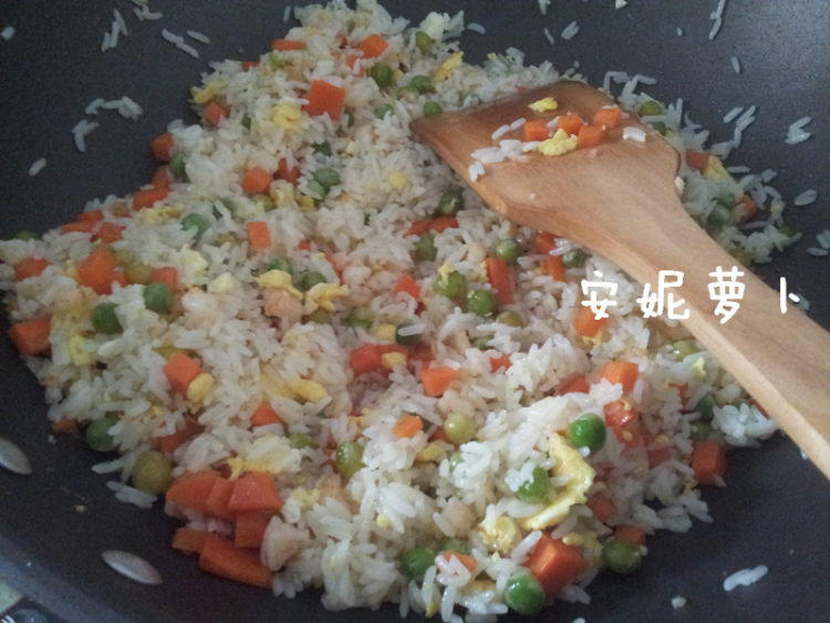 菠萝虾仁杂锦炒饭步骤7